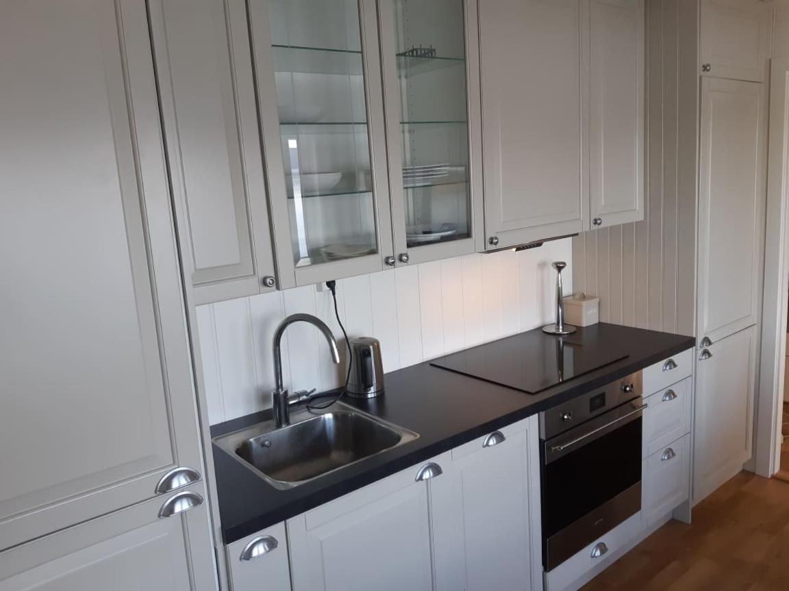 Feriehus Ved Sjoen Tomra Esterno foto